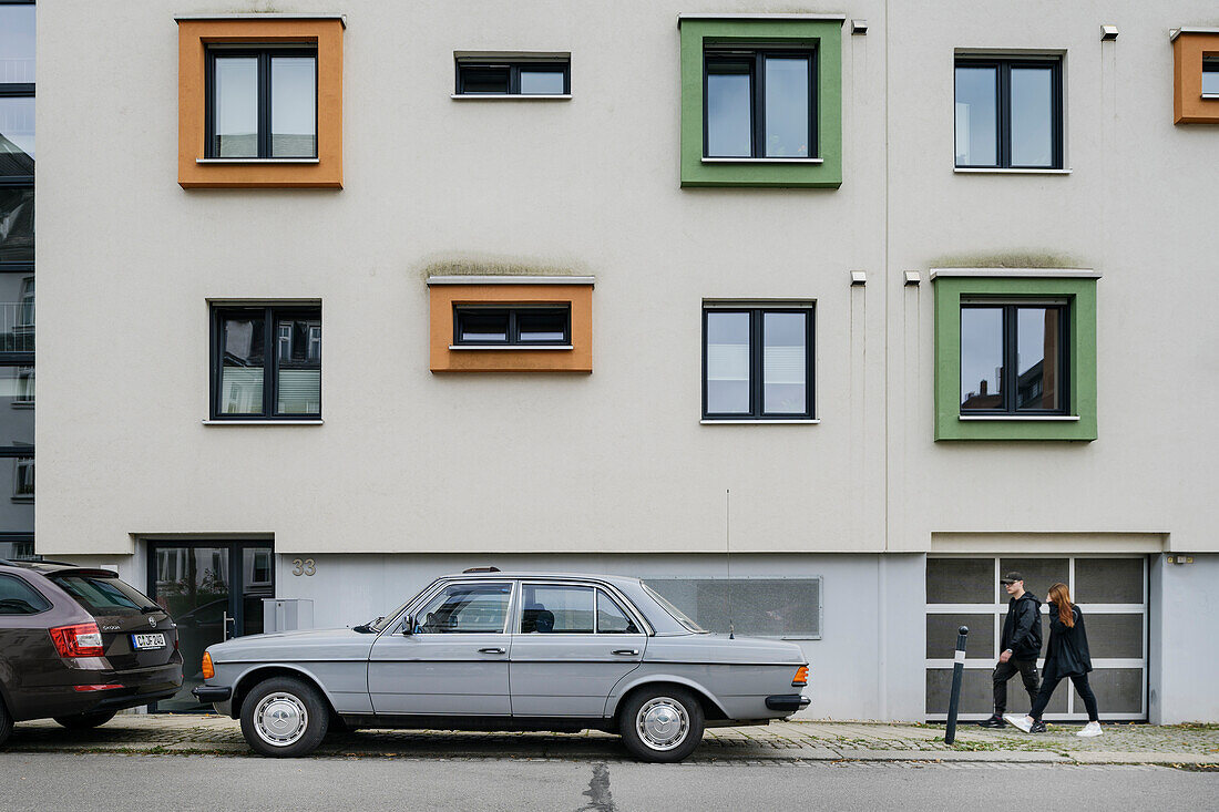 Mercedes Oltimer vor Ostmoderne Hausfassade, Chemnitz, Sachsen, Deutschland, Europa