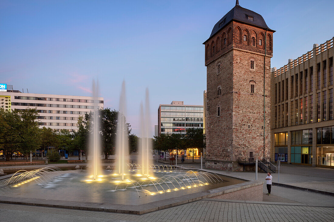 Brunnen und historischer Roter Turm, Stadthallenpark, Chemnitz, Sachsen, Deutschland, Europa