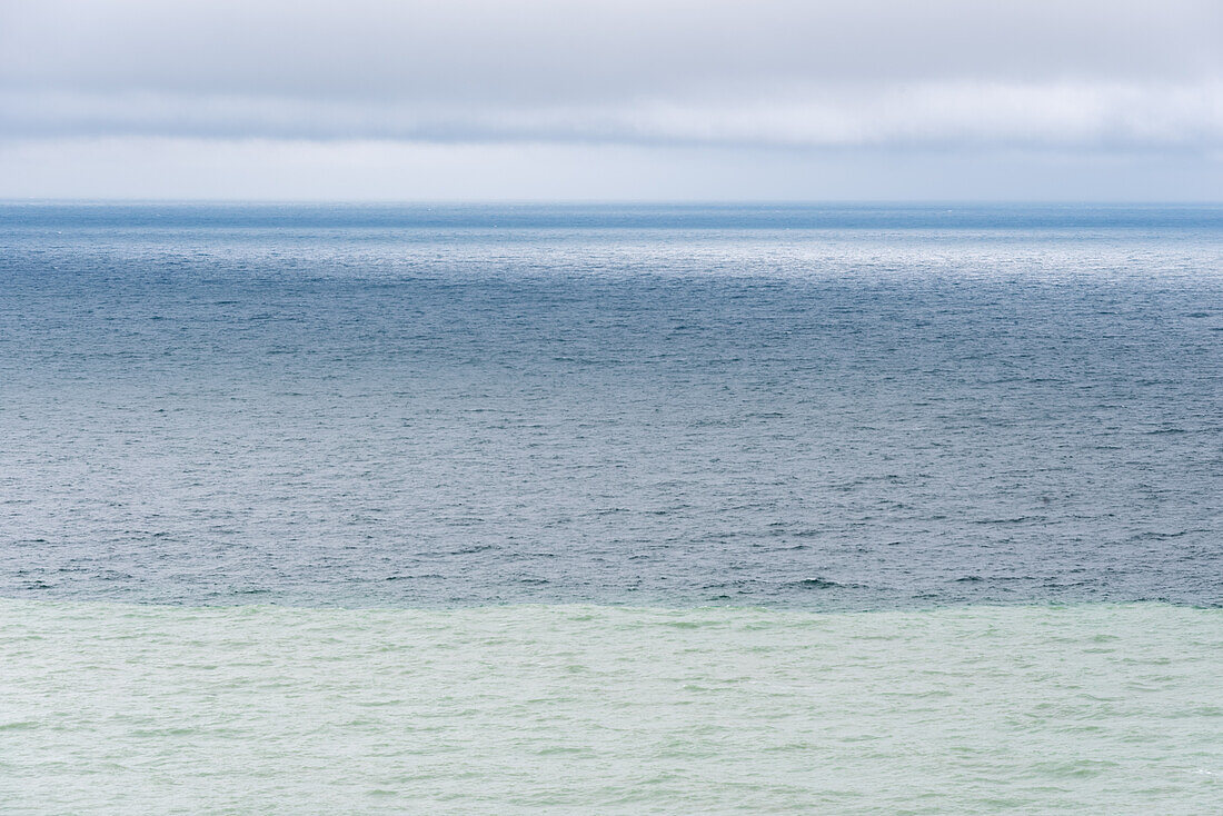 Farbschichten der Ostsee nach Sturmflut, weiße Schicht mit ausgewaschener Kreide im Vordergrund, Kreideküste Møns Klint, Insel Mön, Dänemark