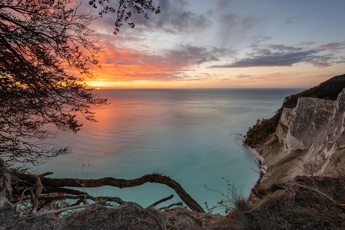 Sonnenaufgang an Steilküste Møns Klint, Kreidefelsen, weißes Wasser der Ostsee durch ausgewaschene Kreide nach Sturmflut, Insel Mön, Dänemark