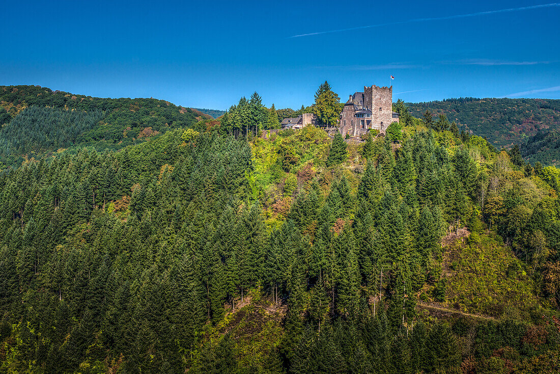 Burg Arras liegt einsam in einem Seitental der Mosel und beherbergt heute ein Hotel, Rheinland Pfalz, Deutschland