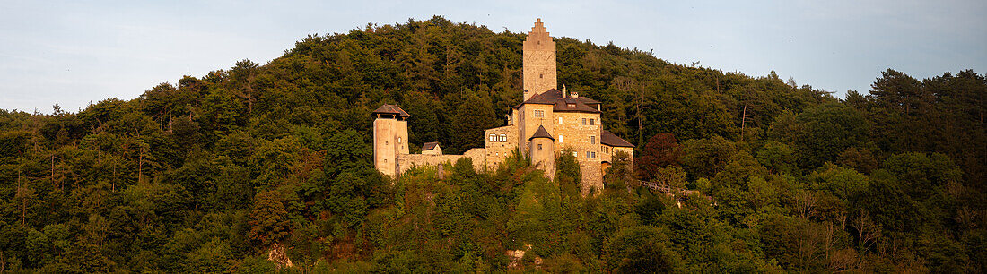 Burg Kipfenberg im Altmühltal, von der Abendsonne beschienen, Bayern, Deutschland