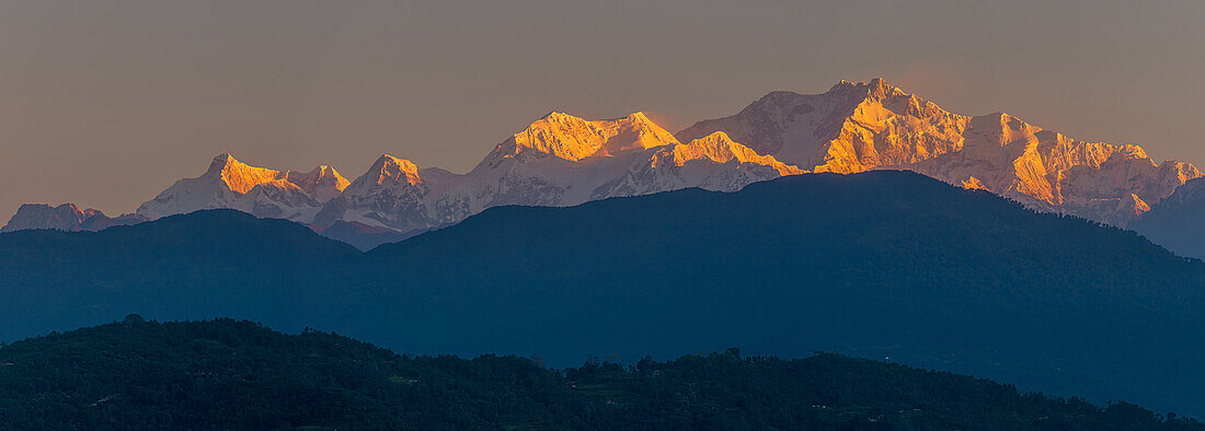 Die Kette des Kanchenjunga-Massivs mit dem dritthöchsten Berg der Welt (8.586 m) dominiert die Region um Darjeeling und Sikkim