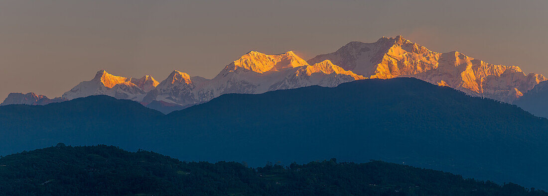 The chain of the Kanchenjunga massif with the third highest mountain in the world (8,586 m) dominates the region around Darjeeling and Sikkim