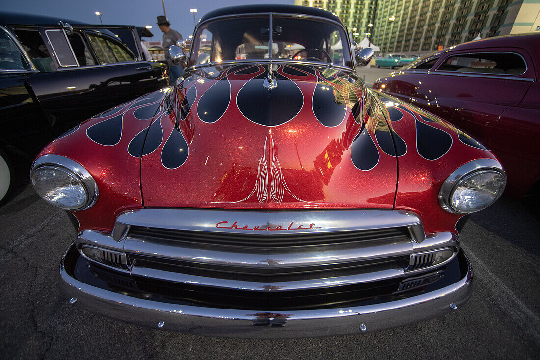 Flammenzeichnung auf einem Chevrolet-Oldtimer auf der Oldtimer-Show auf dem Rockabilly-Festival Viva Las Vegas in Las Vegas, Nevada, USA