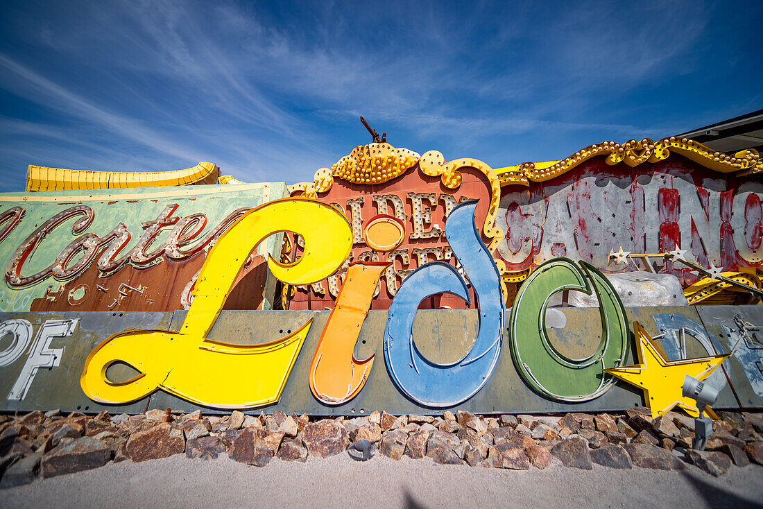 Verlassene und weggeworfene Leuchtreklame von Lido im Neon Museum, auch bekannt als Neon Boneyard in Las Vegas, Nevada.