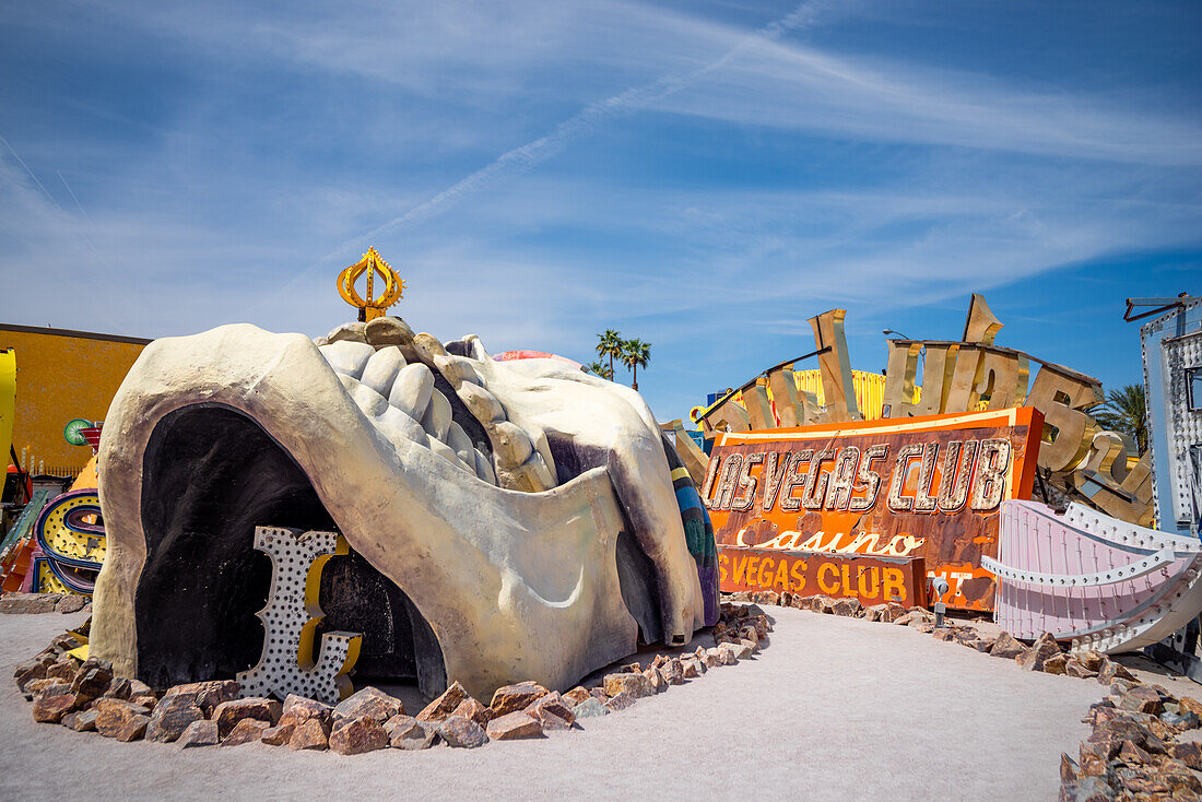 Verlassene und weggeworfene Schädelskulptur neben anderen verlassenen Schildern im Neon Museum, auch bekannt als Neon Boneyard in Las Vegas, Nevada.