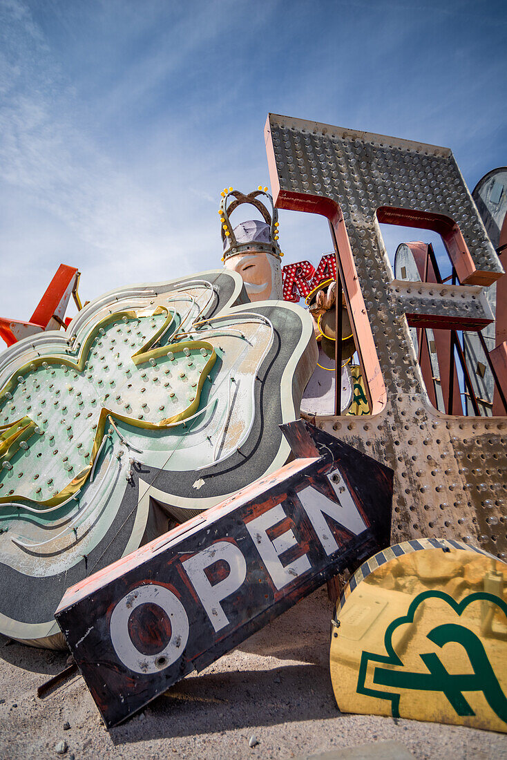 Verlassene und weggeworfene Neon-Open-Schild im Neon Museum, auch bekannt als Neon Boneyard in Las Vegas, Nevada.