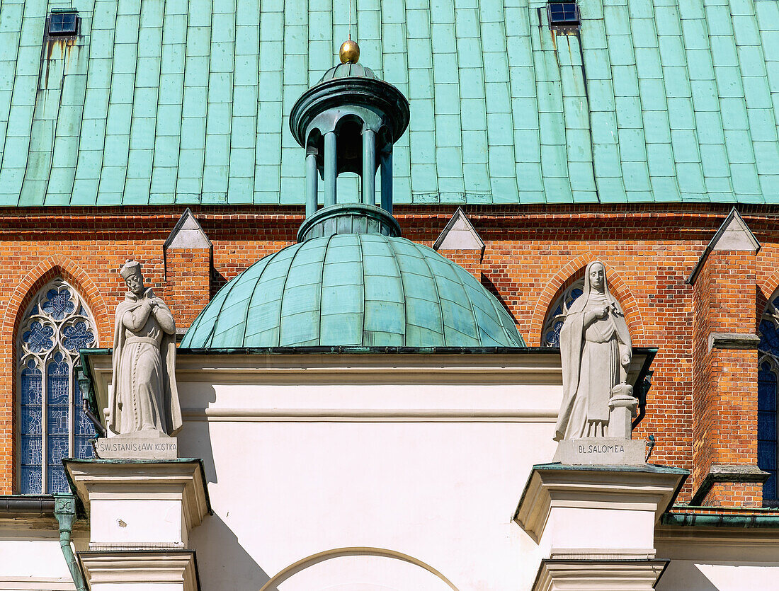 Heiligenfiguren an der Fassade der Kathedrale Mariä Himmelfahrt und St. Adalbert (Dom von Gniezno; Erzkathedrale von Gniezno; Primas-Basilika der Himmelfahrt unserer Herrin Maria; Bazylika archikatedralna Wniebowzięcia NMP) in Gniezno (Gnesen) in der Woiwodschaft Wielkopolska in Polen