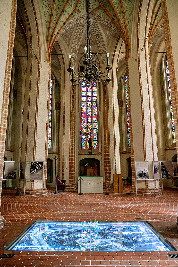 Innenraum der Marienkirche (Kościół Najświętszej Marii Panny) mit Lichtinstallation im Fußboden auf der Dominsel (Ostrów Tumski) in Poznań (Poznan; Posen) in der Woiwodschaft Wielkopolska in Polen