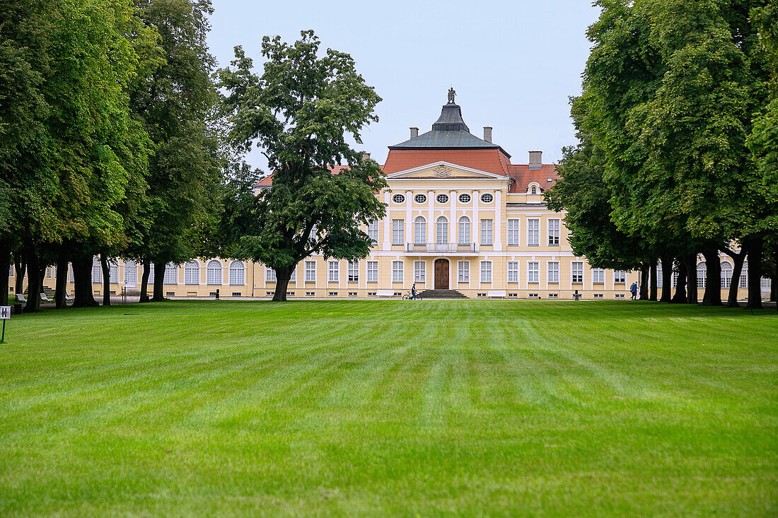 Schloss Rogalin (Palais Rogalin; Palac Rogalin, Pałac w Rogalinie) mit Rokokogarten bei Poznan in der Woiwodschaft Wielkopolska in Polen