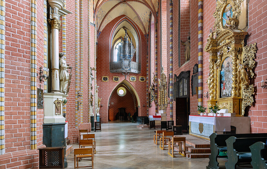 Interior, aisle of the Church of the Assumption of Mary (Kościół farny pw Wniebowzięcia NMP) in Chełmno (Kulm, Chełmno nad Wisłą, Chelmno) in the Kujawsko-Pomorskie Voivodeship of Poland
