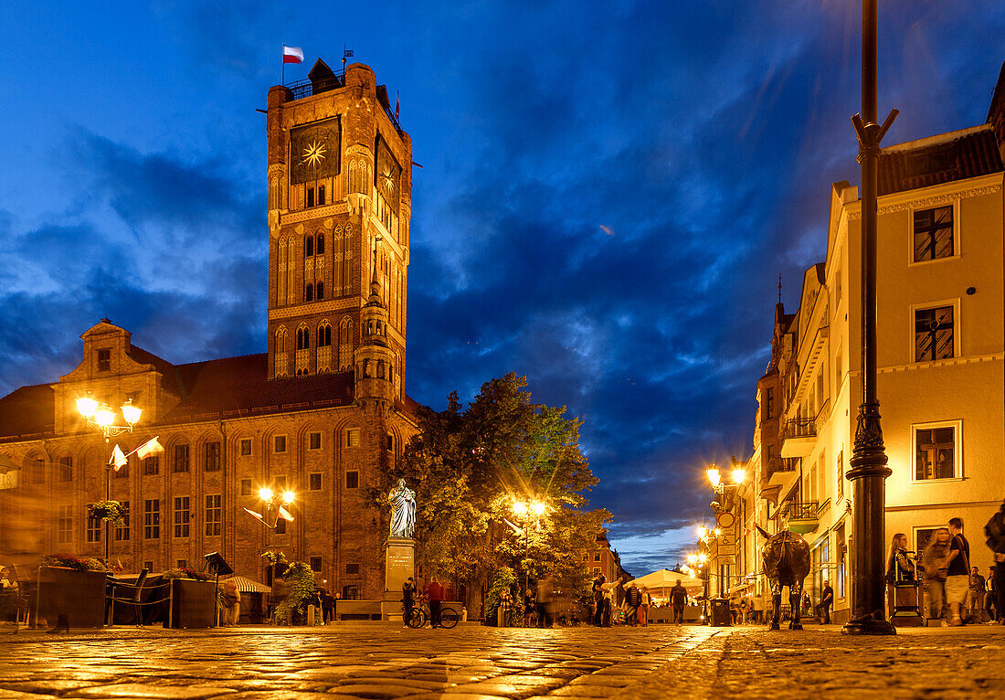 Old Town Market (Rynek Staromiejski), Old Town Hall (Ratusz Staromiejski) and Nicholas Copernicus Monument (Pomnik Kopernika) in Toruń (Thorn, Torun) in Kujawsko-Pomorskie Voivodeship of Poland