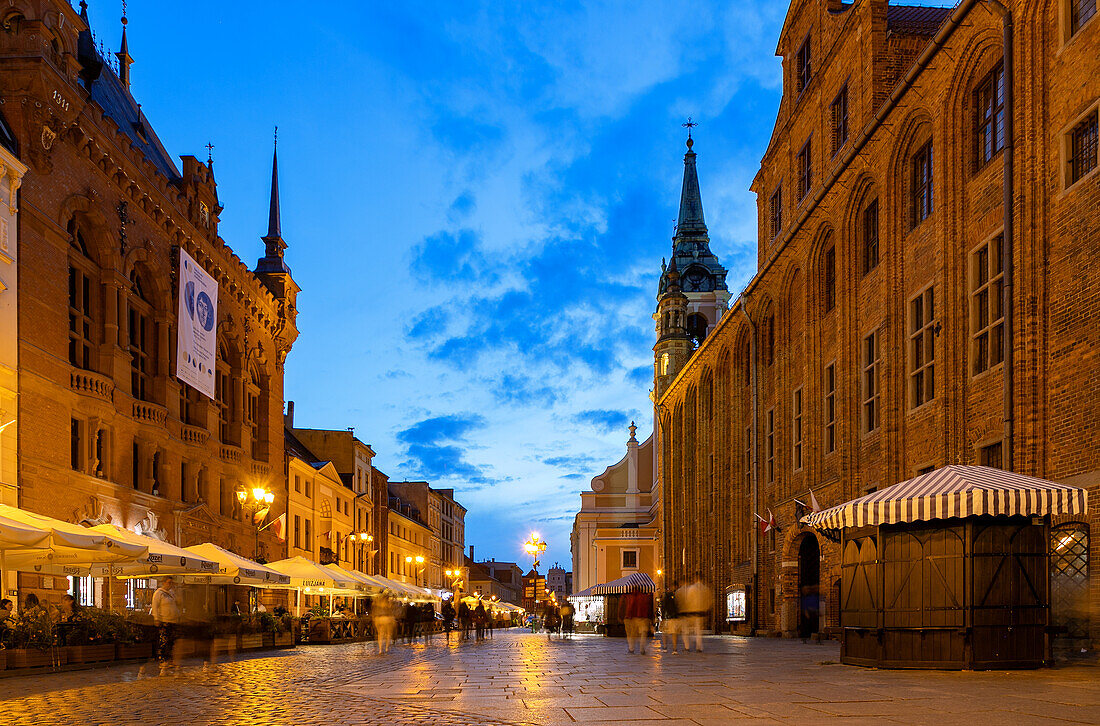 Artushof (Dwór Artusa), Altstädtisches Rathaus (Ratusz Staromiejski) und Heiliggeistkirche (Kościół Ducha Świętego) am Altstadtmarkt (Rynek Staromiejski) in Toruń (Thorn, Torun) in der Wojewodschaft Kujawsko-Pomorskie in Polen