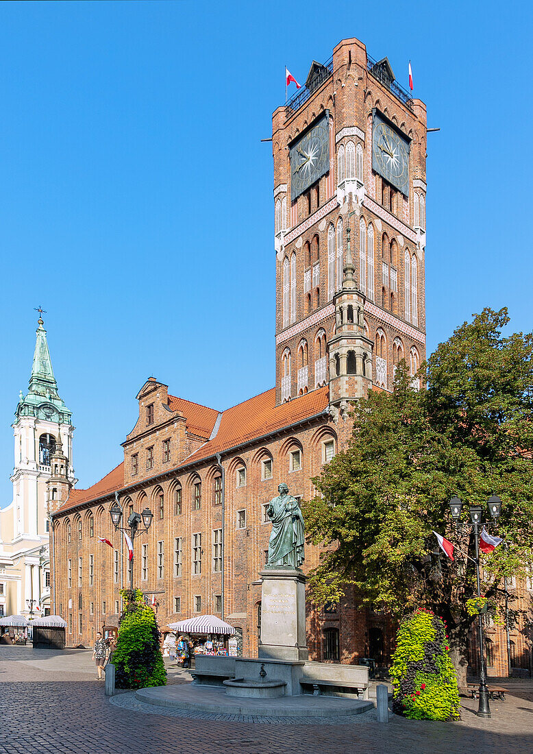 Old Town Market (Rynek Staromiejski), Old Town Hall (Ratusz Staromiejski), Church of the Holy Spirit (Kościół Ducha Świętego) and Nicholas Copernicus Monument (Pomnik Kopernika) in Toruń (Thorn, Torun) in the Kujawsko-Pomorskie Voivodeship of Poland