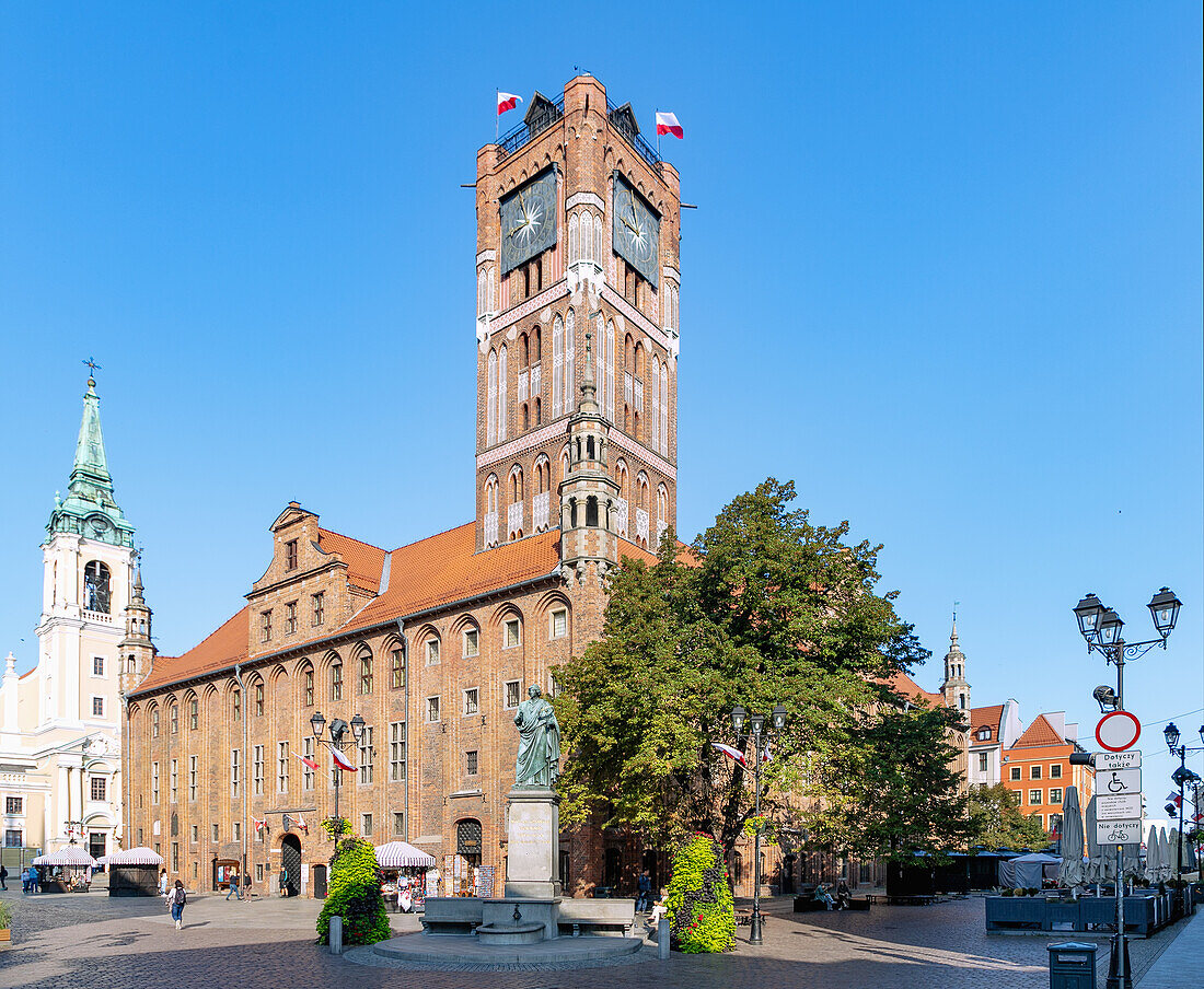 Altstadtmarkt (Rynek Staromiejski), Altstädtisches Rathaus (Ratusz Staromiejski), Heiliggeistkirche (Kościół Ducha Świętego) und Denkmal Nikolaus Kopernikus (Pomnik Kopernika) in Toruń (Thorn, Torun) in der Wojewodschaft Kujawsko-Pomorskie in Polen