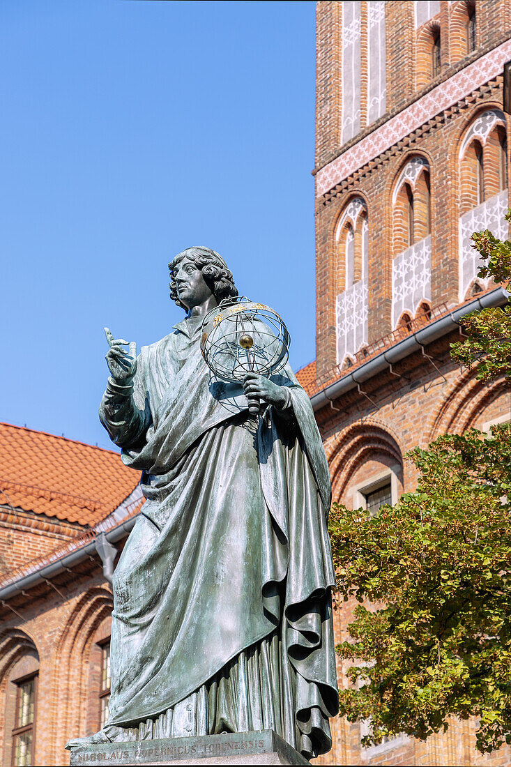 Altstädtisches Rathaus (Ratusz Staromiejski) und Denkmal Nikolaus Kopernikus (Pomnik Kopernika) am Altstadtmarkt (Rynek Staromiejski) in Toruń (Thorn, Torun) in der Wojewodschaft Kujawsko-Pomorskie in Polen