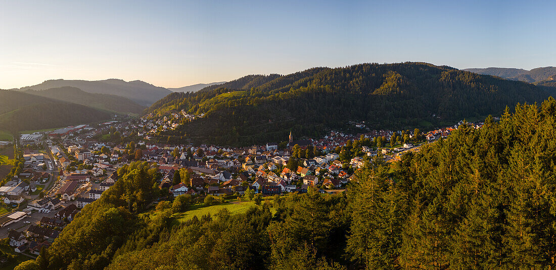 Oppenau im sommerlichen Abendlicht, Oppenau, Renchtal, Baden-Württemberg, Deutschland