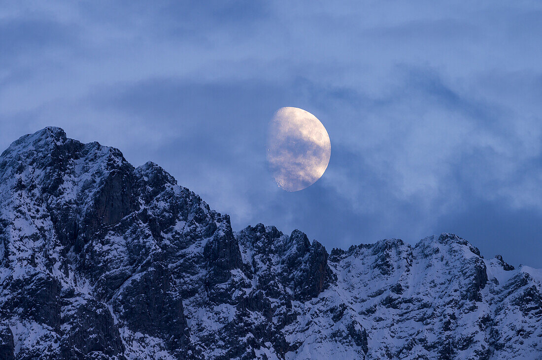 Mondaufgang über den Alpen, Bayern, Deutschland