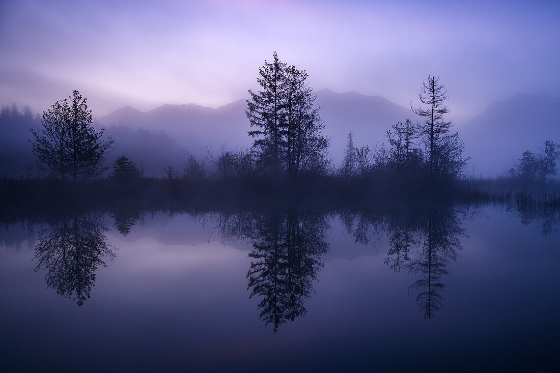 Dämmerung am Barmsee, Bayern, Deutschland