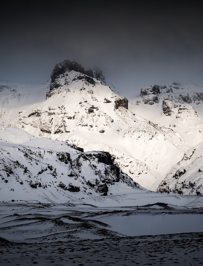 Dramtisches Licht auf die Berge, Island