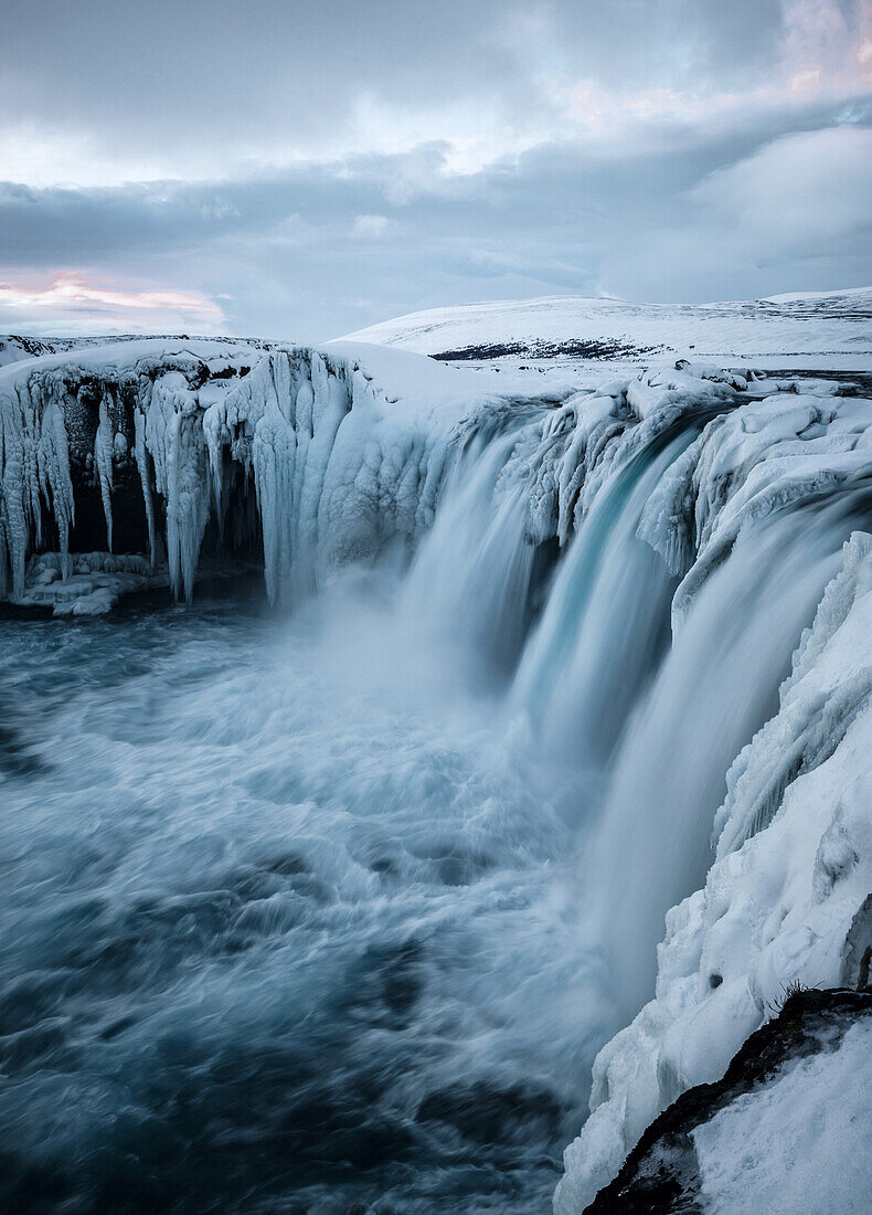 Dämmerung am Godafoss Wasserfall, Island