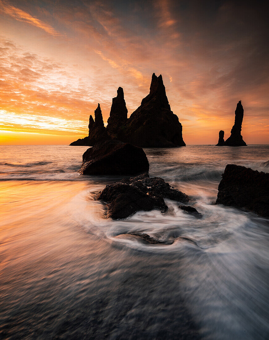 Felsnadeln bei Sonnenaufgang am Black Sand Beach, Island