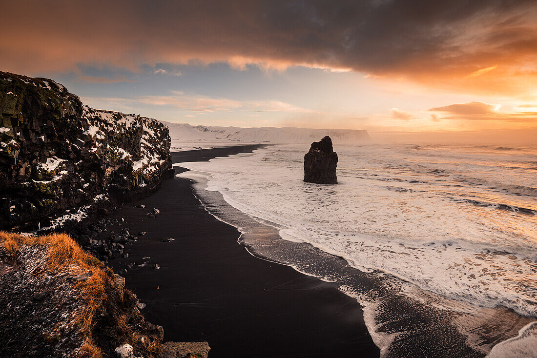 Reynisfjara Strand bei Sonnenaufgang, Island