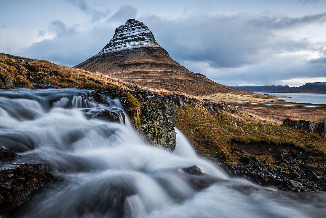 Kirkjufell Wasserfall zur blauen Stunde, Island