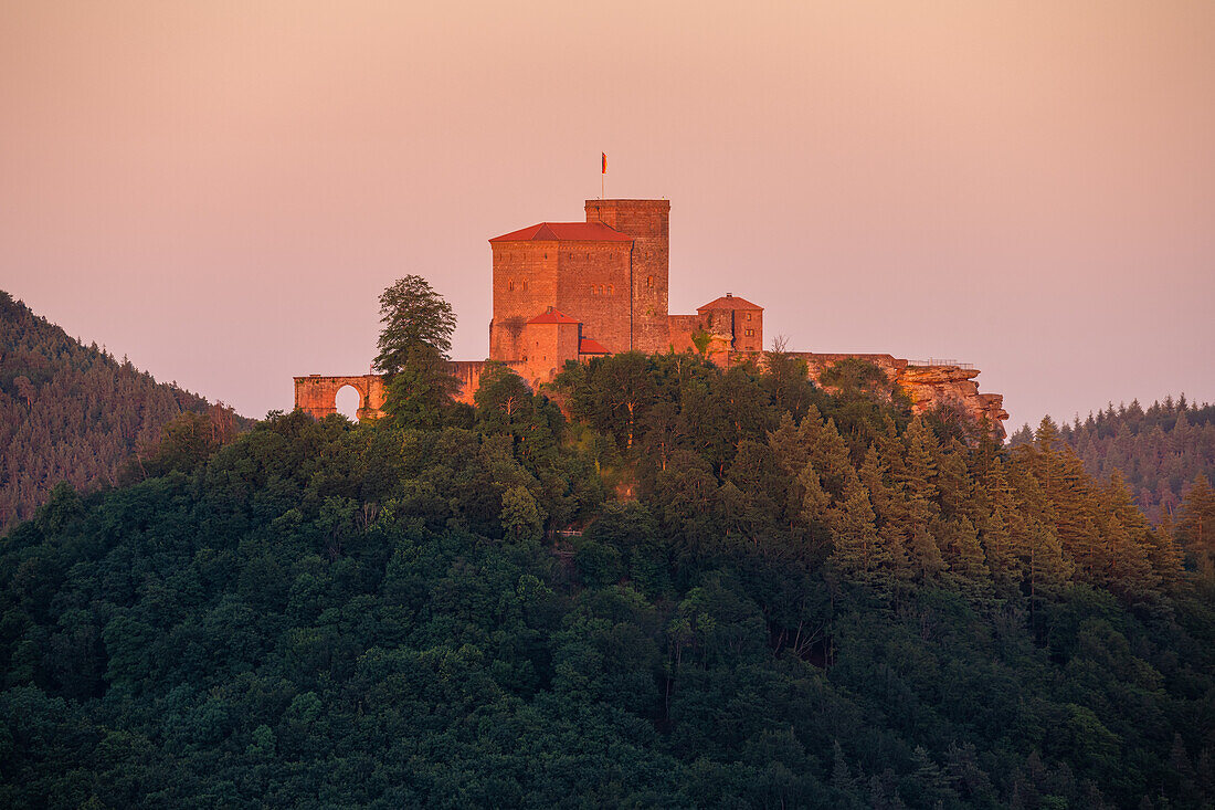 Burg Trifels im Abendlicht, Pfälzerwald, Rheinland-Pfalz, Deutschland