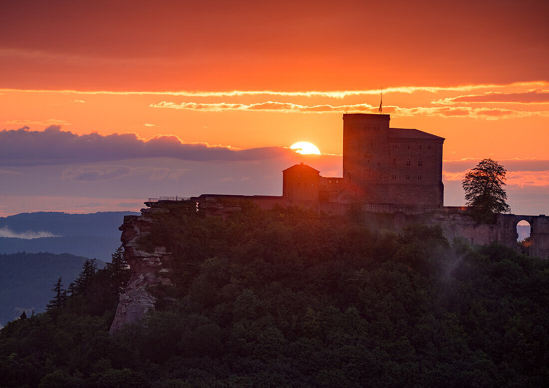 Sonnenuntergang hinter Burg Trifels, Annweiler, Pfälzerwald, Rheinland-Pfalz, Deutschland