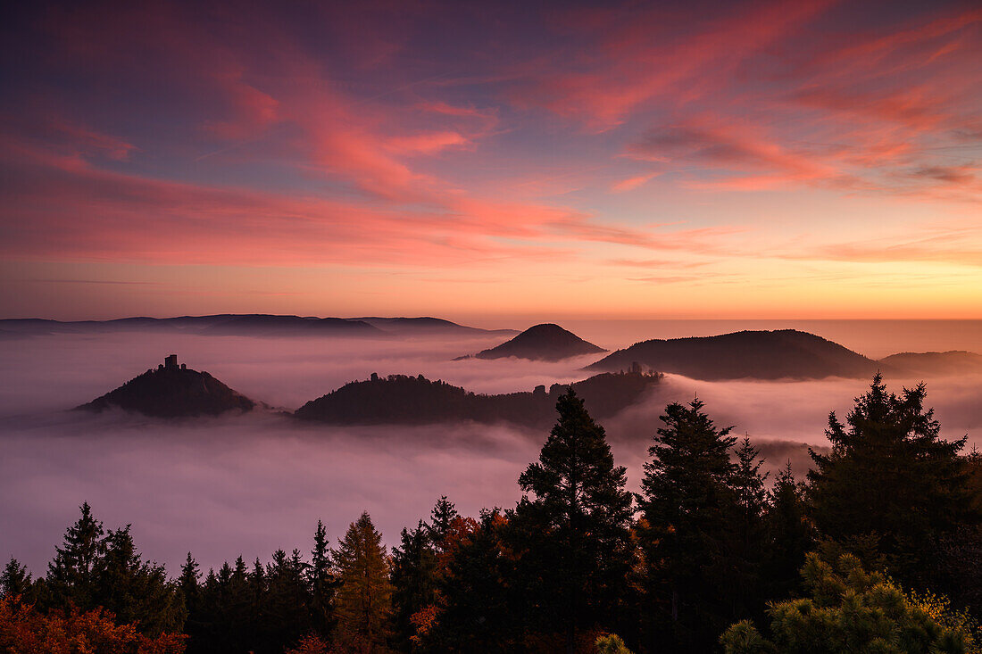 Dawn over Trifels Castle, Annweiler, Palatinate Forest, Rhineland-Palatinate, Germany