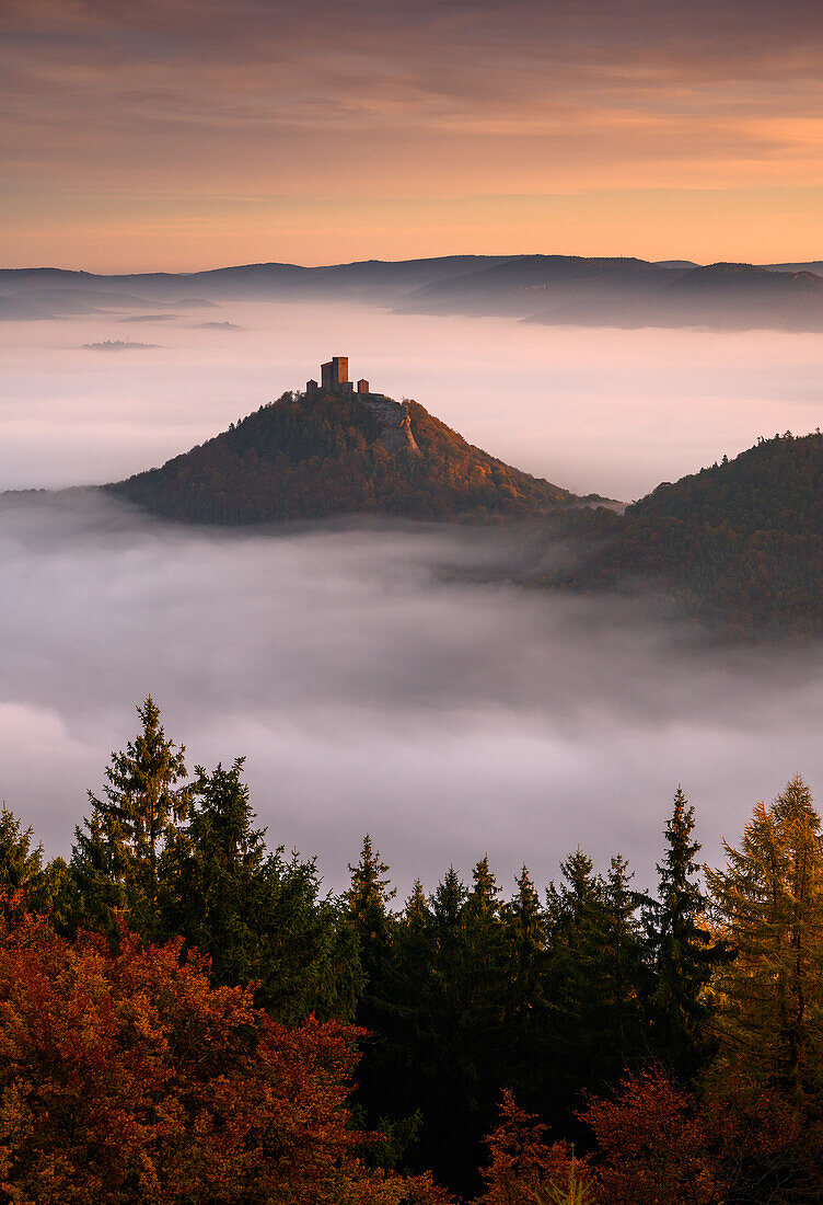 Burg Trifels bei Sonnenaufgang, Annweiler, Pfälzerwald, Rheinland-Pfalz, Deutschland