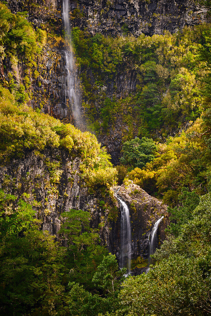 Kleiner Wasserfall zwischen den Felsen, Rabaçal, Madeira, Portugal