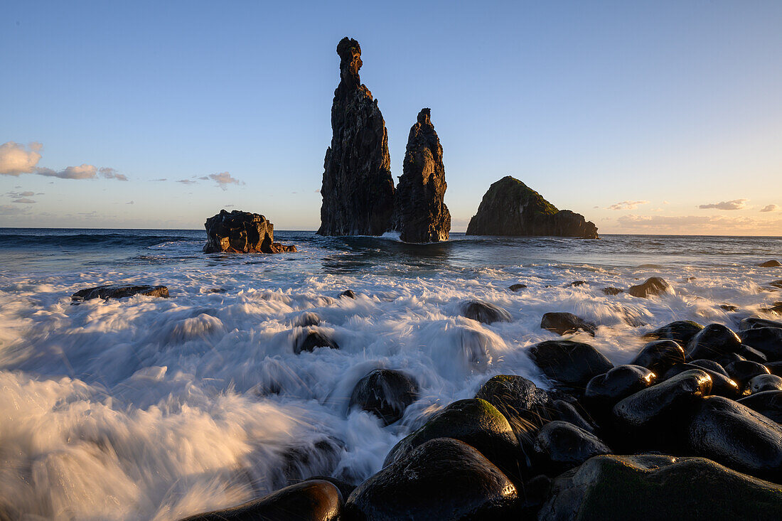 Felsnadel bei Sonnenaufgang, Madeira, Portugal