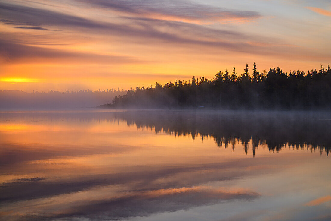 Malerischer Sonnenaufgang, Lappland, Finnland