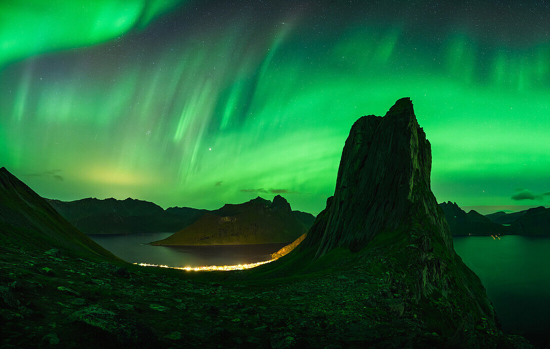 Panorama mit Nordlicht über dem Segla, Senja, Norwegen