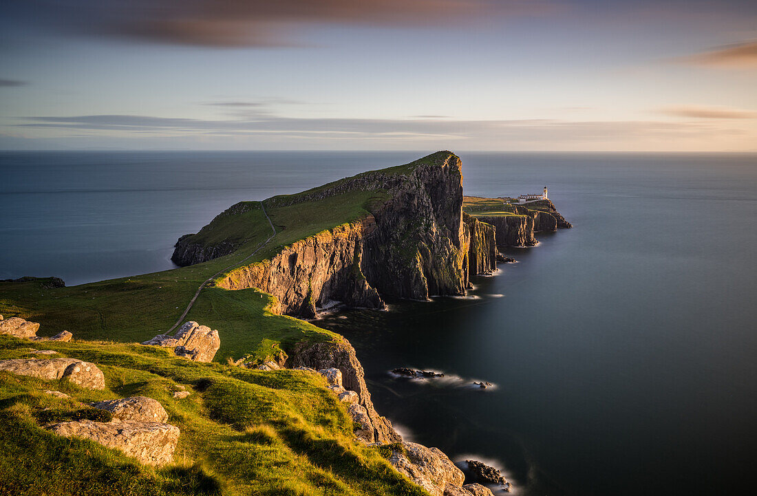 Neist Point bei Sonneuntergang, Isle of Skye, Schottland, Vereinigtes Königreich
