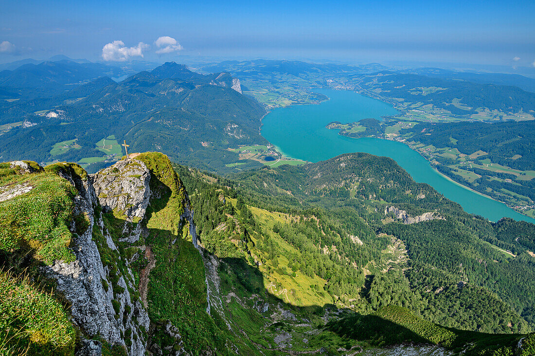 Blick vom Schafberg auf Gipfelkreuz an der Himmelspforte und Mondsee, Schafberg, Salzkammergutberge, Salzkammergut, Oberösterreich, Österreich