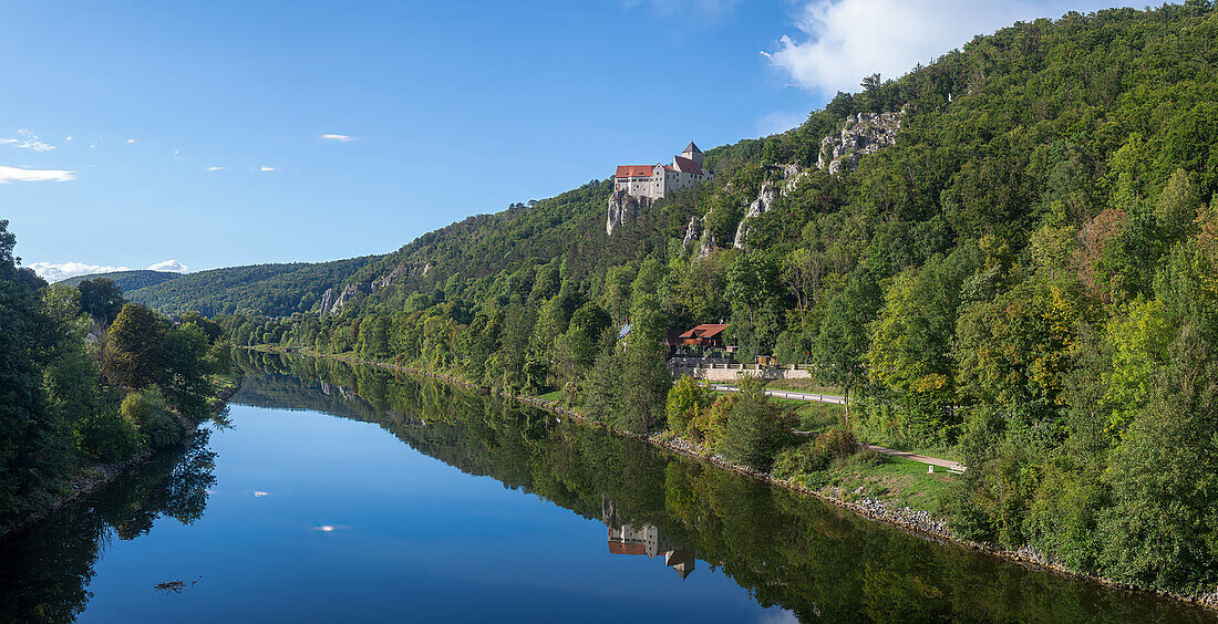 Von einem steilen Kalkfelsen beherrschte die Burg Prunn die Donau bei Riedenburg, Bayern, Deutschland