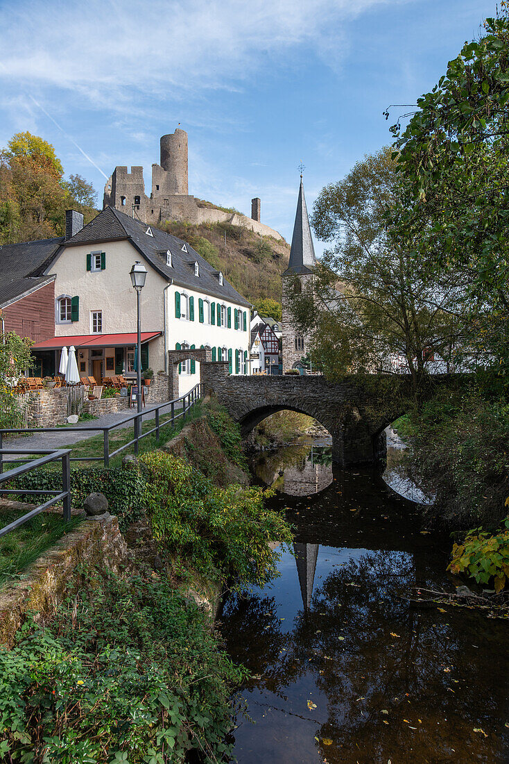 Monreal; der kleine Fluss Eltz durchzieht die von der Löwenburg gekrönte Altstadt in der Eifel, Rheinland-Pfalz, Deutschland