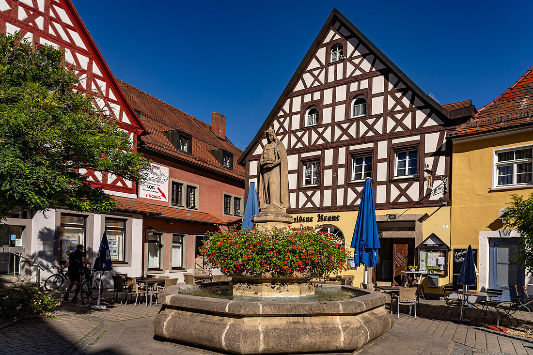 Elisabeth­brunnen auf dem Marktplatz in Pottenstein in der Fränkischen Schweiz, Bayern, Deutschland