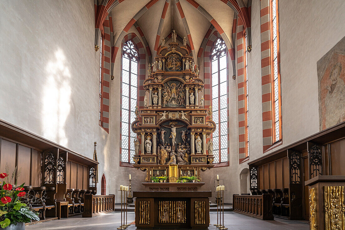 Altar der römisch-katholischen Pfarrkirche St. Andreas in Ochsenfurt, Unterfranken, Bayern, Deutschland