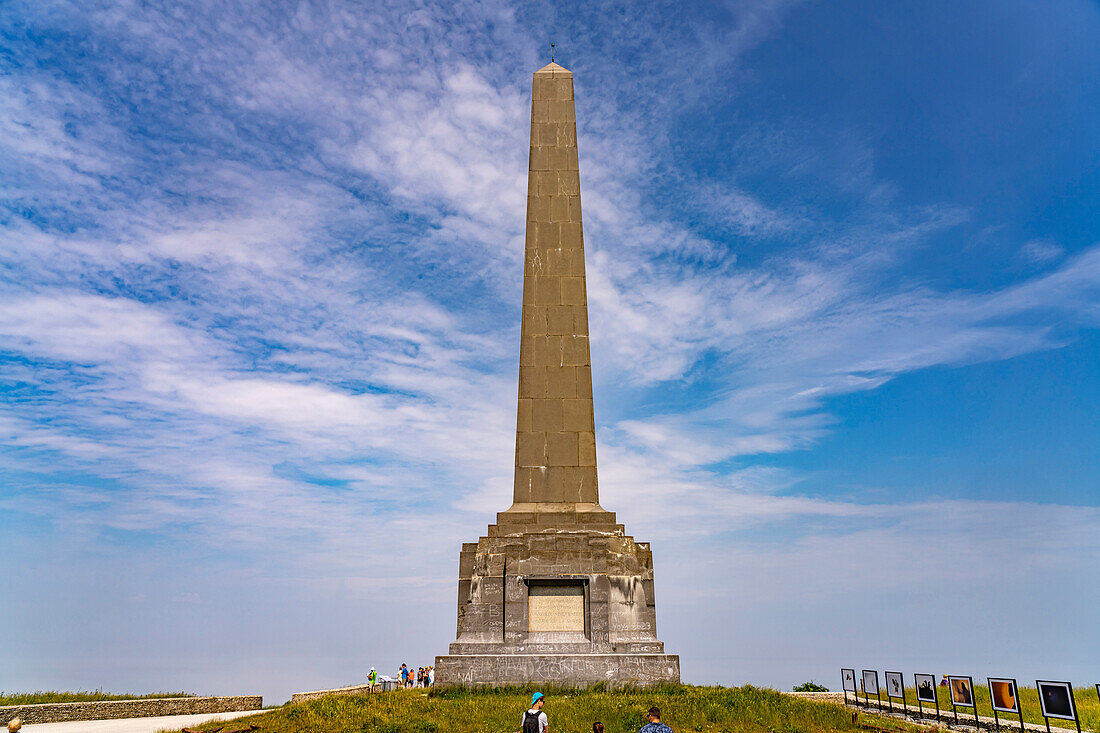 Obelisk des Dover Patrol Monument am Cap Blanc-Nez an der Côte d’Opale oder Opalküste, Frankreich