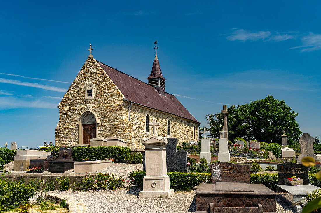 Die Kirche St. Martin und Friedhof von Tardinghen an der Côte d’Opale oder Opalküste, Frankreich