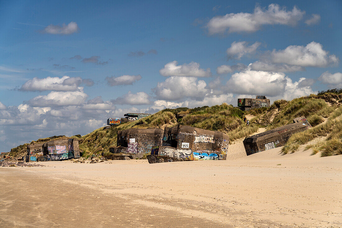 Bunker aus dem zweiten Weltkrieg am Strand von Leffrinckoucke an der Côte d’Opale oder Opalküste, Frankreich