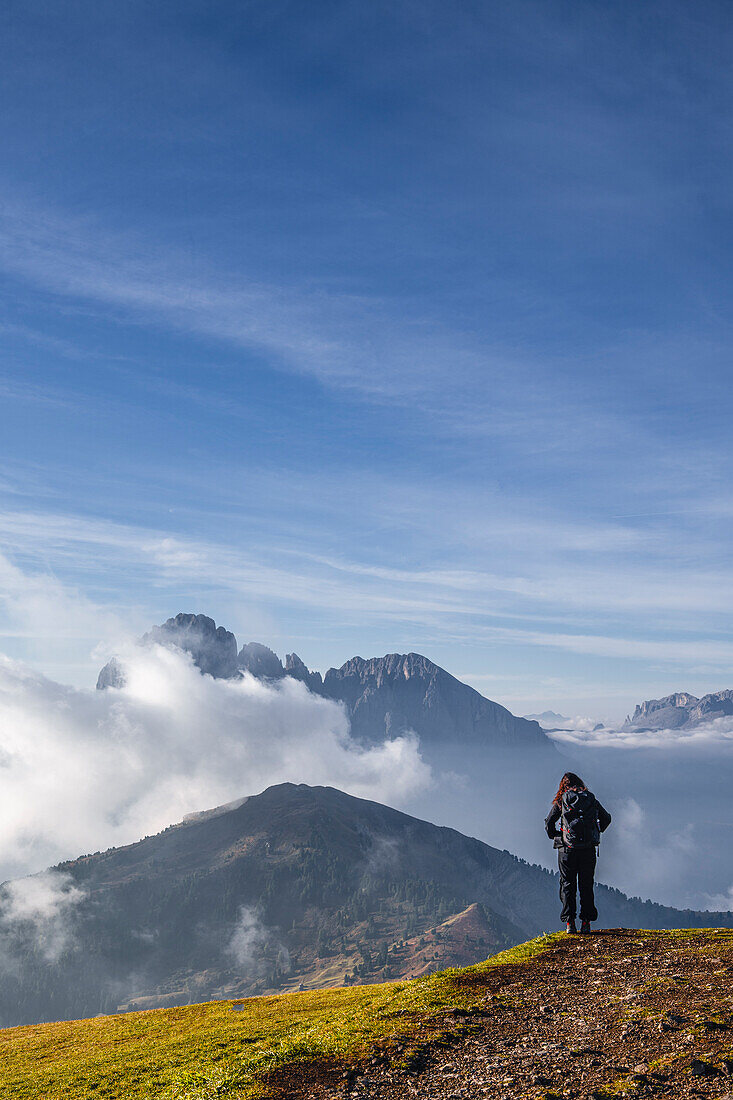 Wanderer, Seceda im Herbst mit Blick auf Langkofel und Plattkofel, Grödnertal, Bozen, Südtirol, Italien