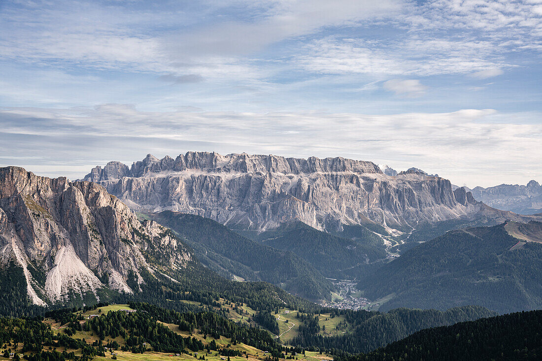 Blick auf das Sellamassiv von der Seceda im Herbst, Grödnertal, Bozen, Südtirol, Italien