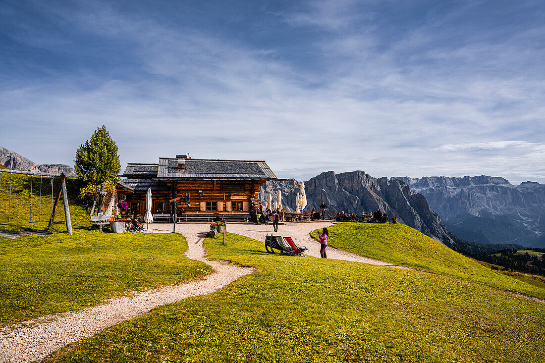 Bewirtschaftete Hütte im Naturpark Puez-Geisler im Herbst, Grödnertal, Bozen, Südtirol, Italien