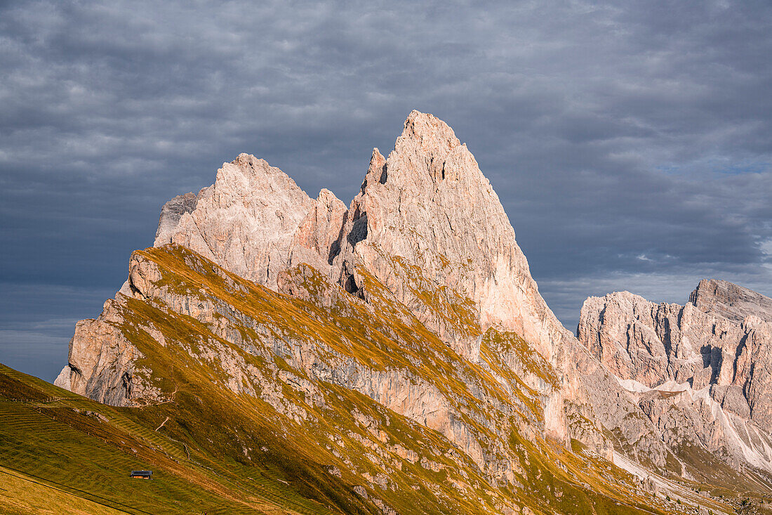 Blick auf die Geislergruppe im herbstlichen Nachmittagslicht, Grödnertal, Bozen, Südtirol, Italien